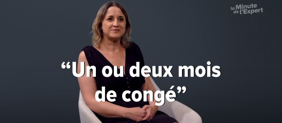 Woman seated against a dark backdrop with the French quote 'Un ou deux mois de congé' overlaid on her image.