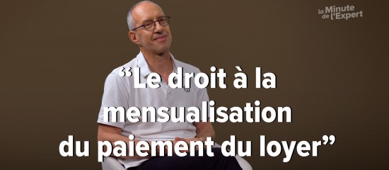 Man seated in a light shirt against a brown background with a bold French quote about monthly rent payments and the 'la Minute de l’Expert' logo.