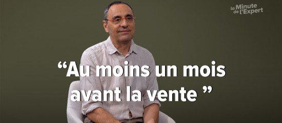 Man seated and speaking in an interview-style shot; large French caption reads, "Au moins un mois avant la vente".