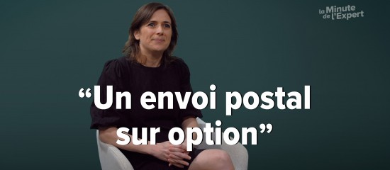 Woman seated against a dark green background with the French caption 'Un envoi postal sur option' overlaid; 'La Minute de l'Expert' logo in the corner.
