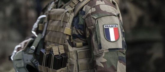 k4_24762540 Close-up of a French soldier wearing camouflage uniform and a tactical vest with magazine pouches