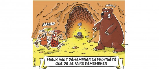 Cartoon: people run from a growling bear in a cave; caption reads 'Mieux vaut déméner sa propriété que de se faire déménner'.