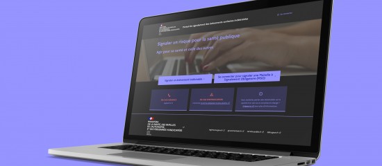 Laptop on a purple background displaying a French public health site with a hero banner and three blue information tiles, including a banner reading 'Signaler un risque pour la santé publique'.